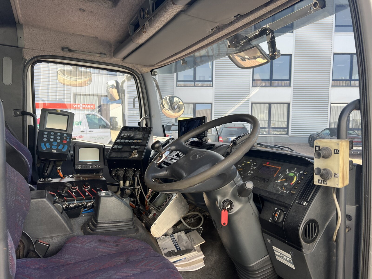 Mercedes-Benz Atego 1828 L 4x2 Atego 1828 L 4x2, Rechtslenker, Winterdienstaustattung - Cab chassis truck: picture 4 Mercedes-Benz Atego 1828 L 4x2 Atego 1828 L 4x2, Rechtslenker, Winterdienstaustattung - Cab chassis truck: picture 4