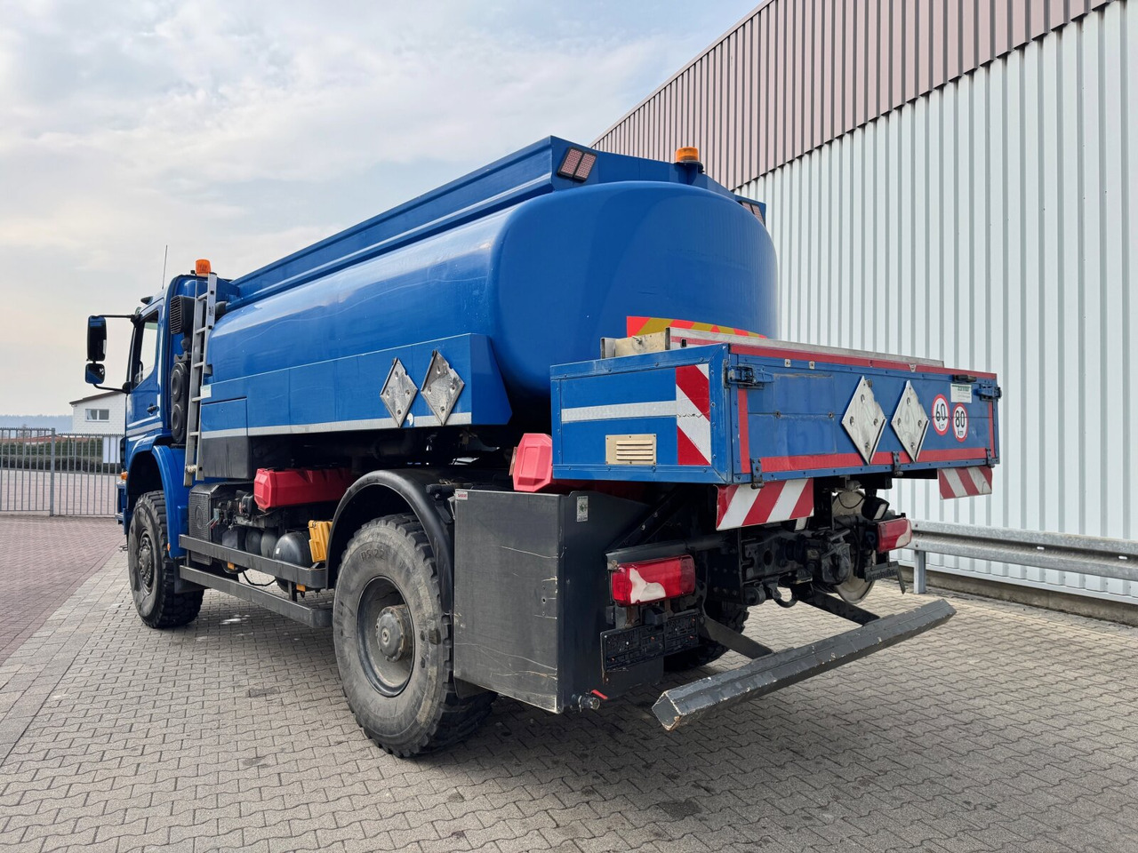 Mercedes-Benz Axor 1829 A 4x4 Axor 1829 A 4x4, Willig Tank ca. 8500l, 2 Kammern - Tank truck: picture 2 Mercedes-Benz Axor 1829 A 4x4 Axor 1829 A 4x4, Willig Tank ca. 8500l, 2 Kammern - Tank truck: picture 2