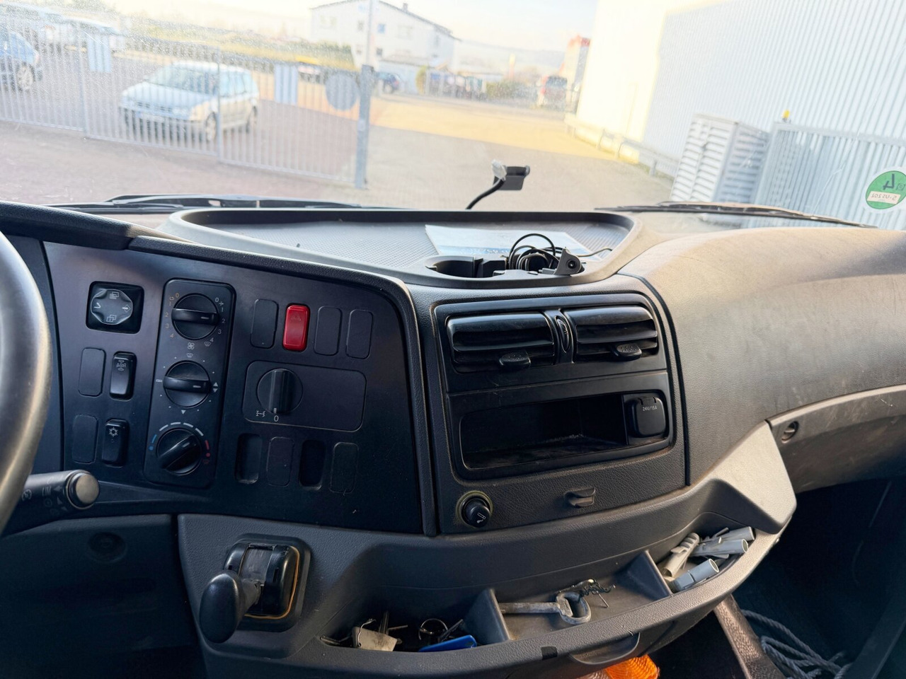 Mercedes-Benz Axor 1829 L 4x2 Axor 1829 L 4x2, 6-Sitzer - Dropside/ Flatbed truck: picture 4 Mercedes-Benz Axor 1829 L 4x2 Axor 1829 L 4x2, 6-Sitzer - Dropside/ Flatbed truck: picture 4