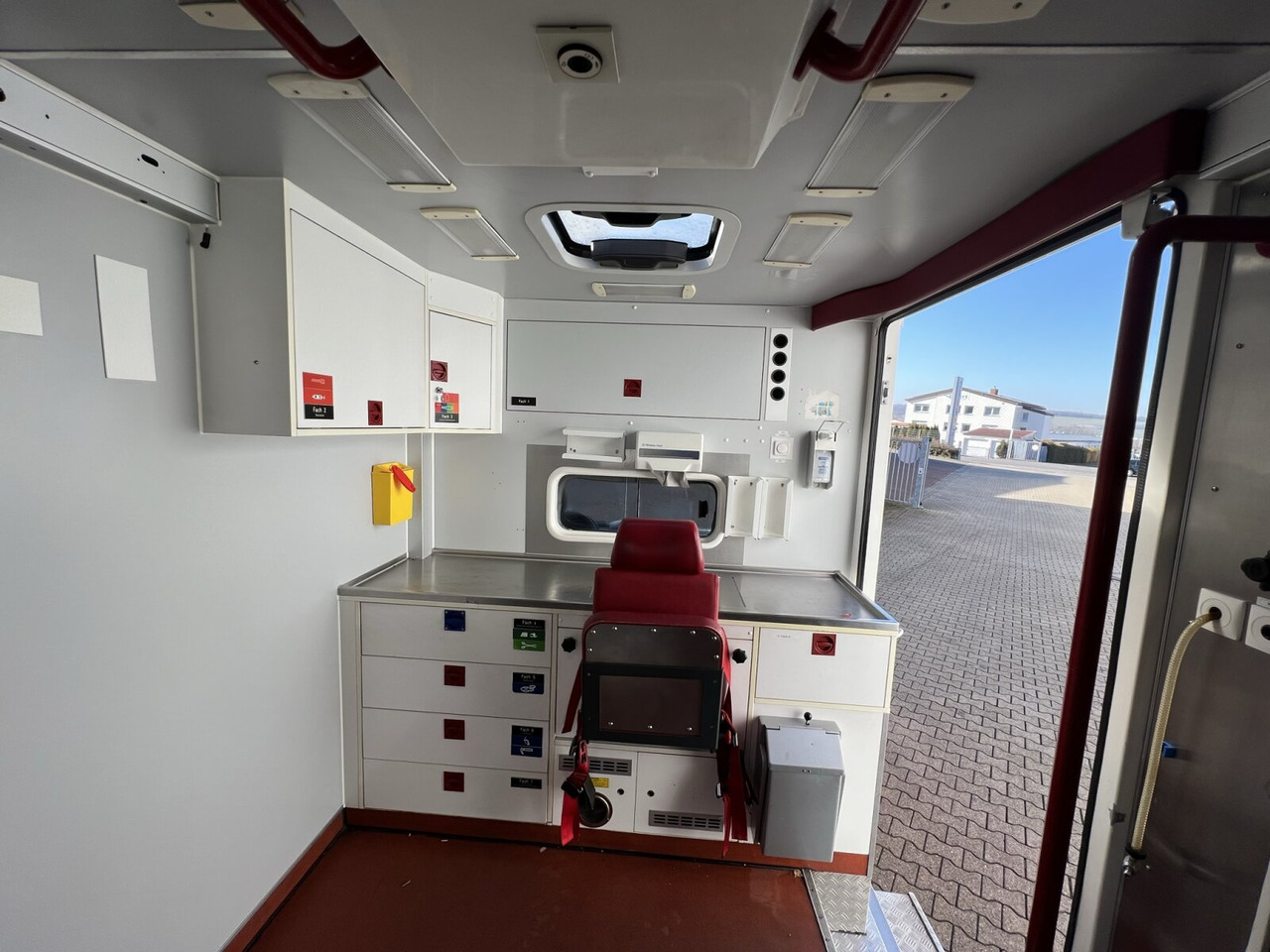 Mercedes-Benz Sprinter 516 CDI 4x2 Sprinter 516 CDI 4x2, Rettungswagen, Retarder - Ambulance: picture 3 Mercedes-Benz Sprinter 516 CDI 4x2 Sprinter 516 CDI 4x2, Rettungswagen, Retarder - Ambulance: picture 3