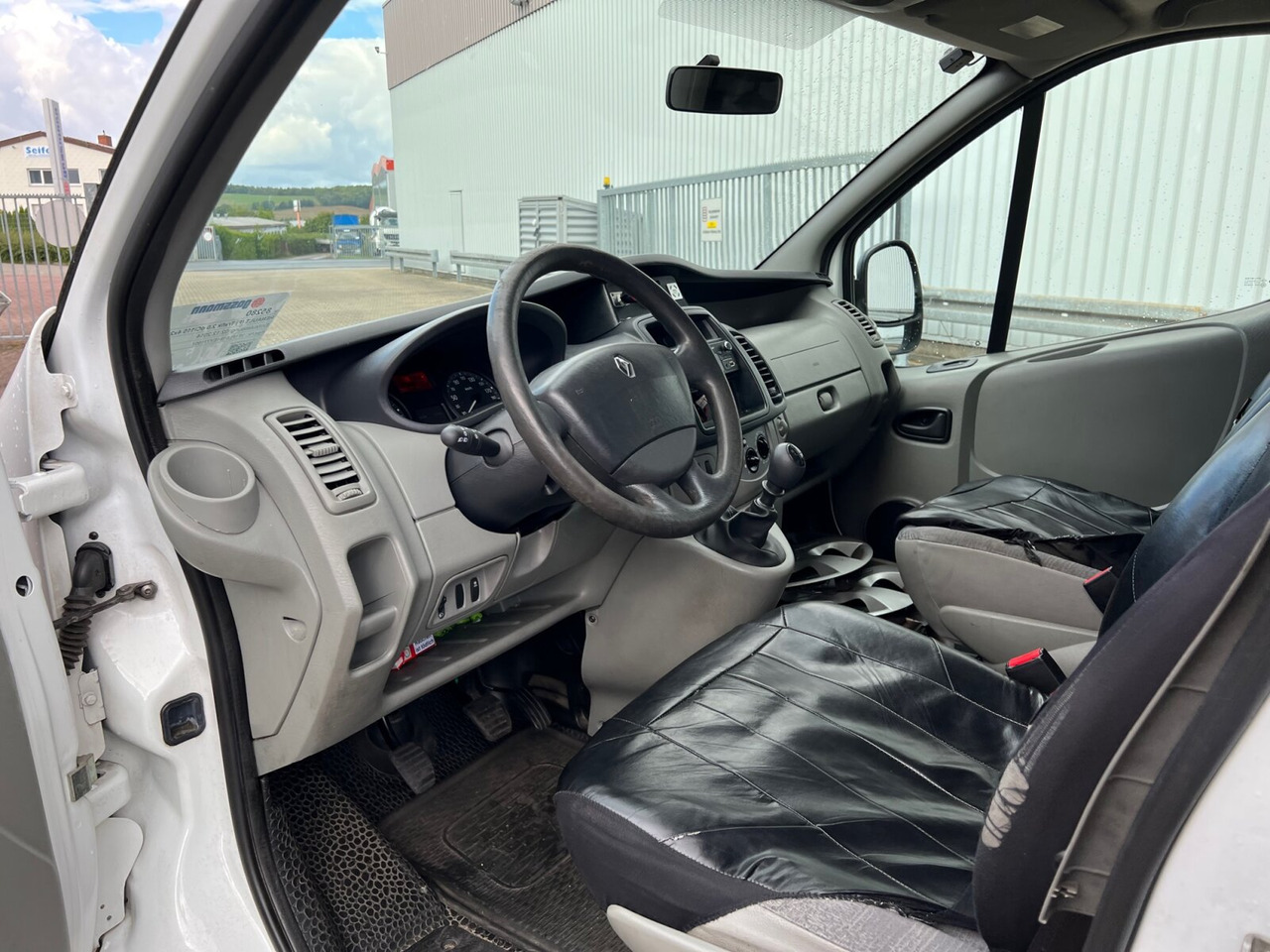 Renault Trafik 2.0 dCi115 4x2 Trafik 2.0 dCi115 4x2, Krankentransporter - Ambulance: picture 5 Renault Trafik 2.0 dCi115 4x2 Trafik 2.0 dCi115 4x2, Krankentransporter - Ambulance: picture 5