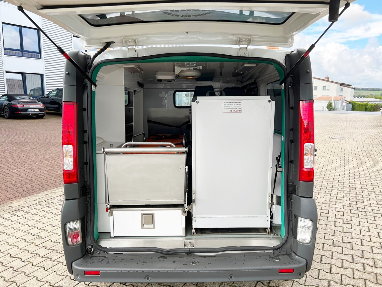 Renault Trafik 2.0 dCi115 4x2 Trafik 2.0 dCi115 4x2, Krankentransporter - Ambulance: picture 2 Renault Trafik 2.0 dCi115 4x2 Trafik 2.0 dCi115 4x2, Krankentransporter - Ambulance: picture 2