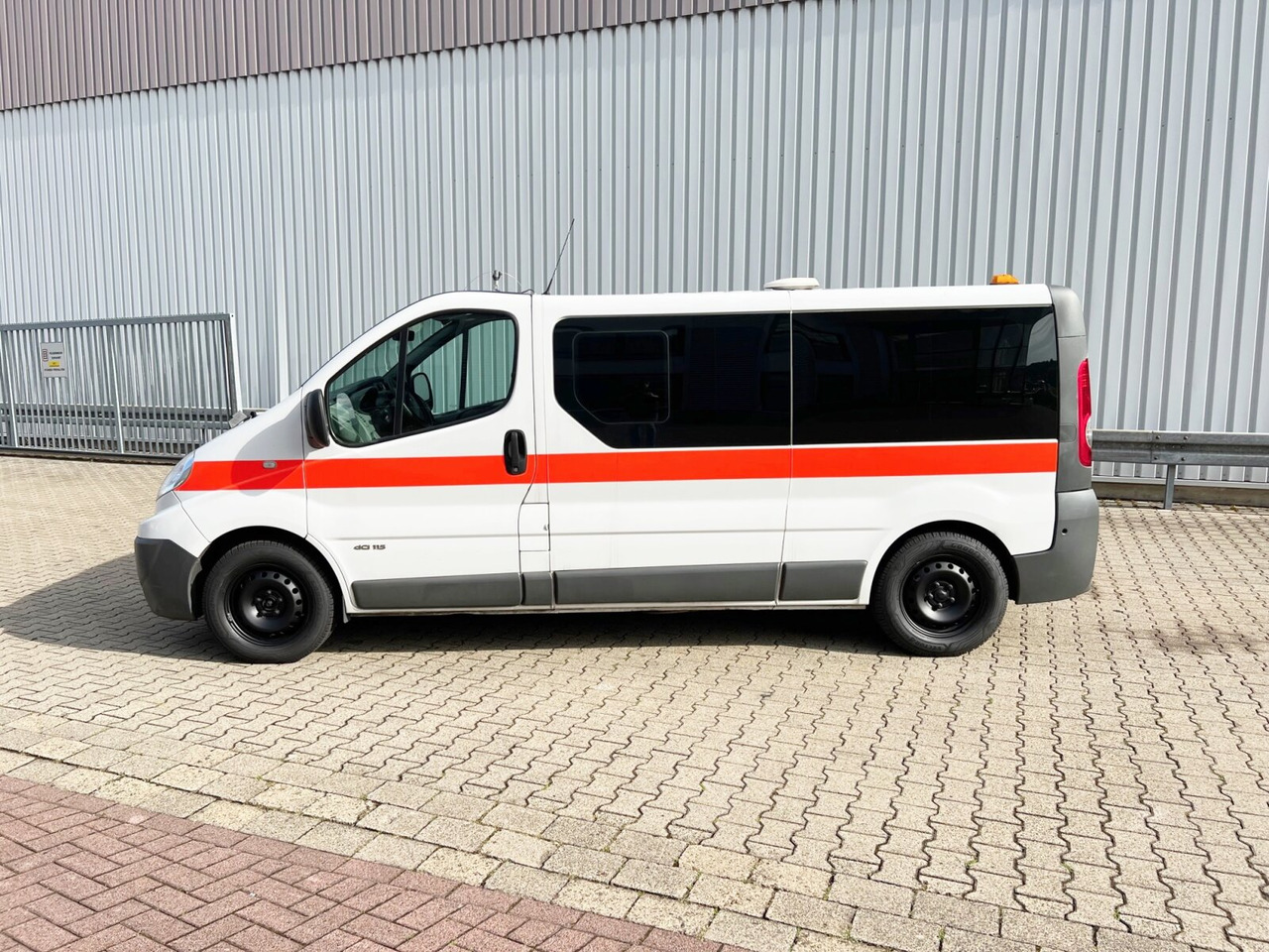 Renault Trafik 2.0 dCi115 4x2 Trafik 2.0 dCi115 4x2, Krankentransporter - Ambulance: picture 4 Renault Trafik 2.0 dCi115 4x2 Trafik 2.0 dCi115 4x2, Krankentransporter - Ambulance: picture 4