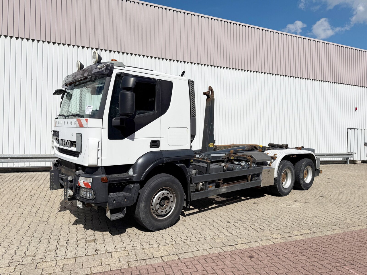 Trakker AT380T45/P 6x4 Trakker AT380T45/P 6x4, EEV - Hook lift truck: picture 1 Trakker AT380T45/P 6x4 Trakker AT380T45/P 6x4, EEV - Hook lift truck: picture 1