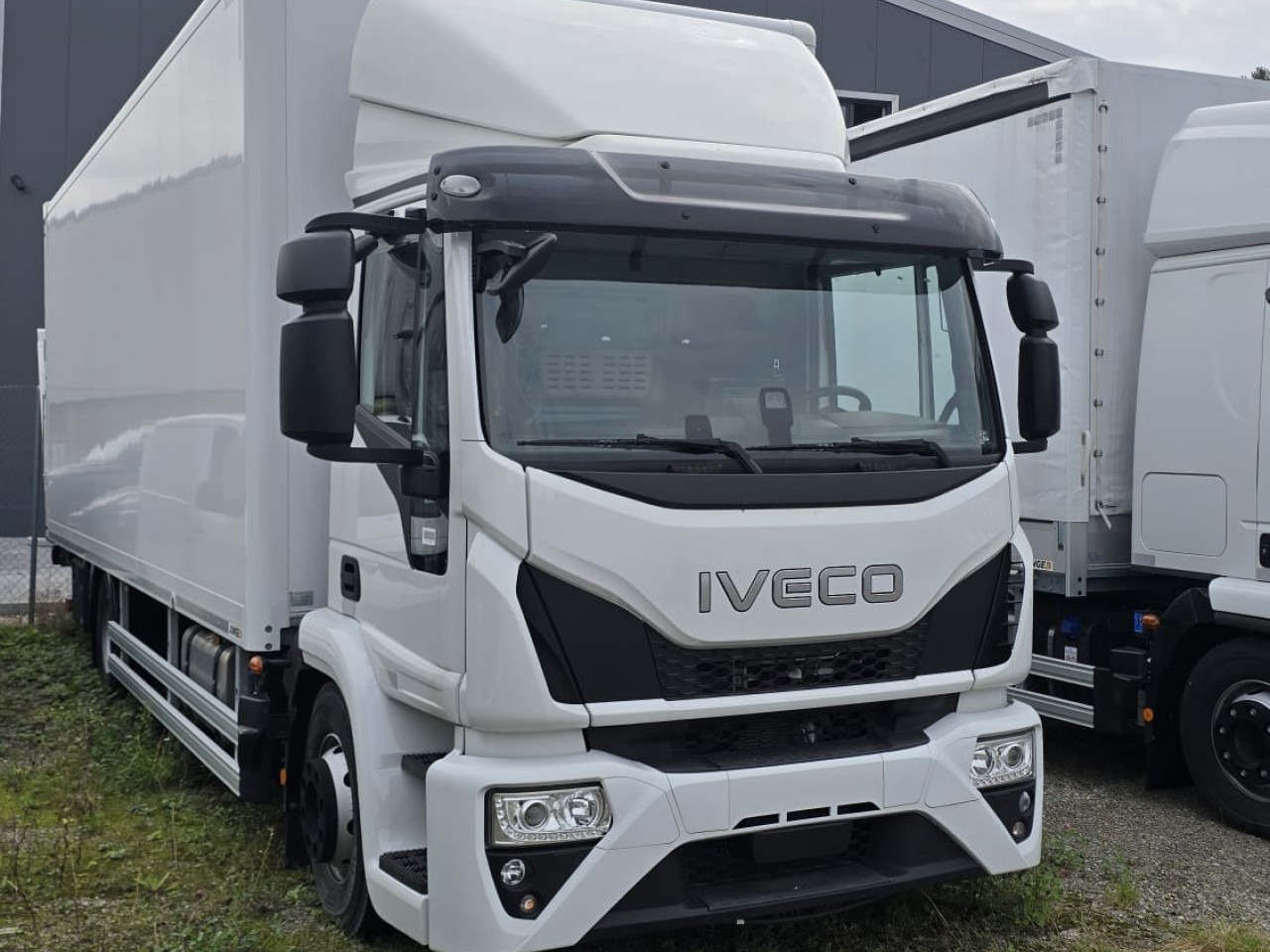 IVECO ML140E28/FP EuroCargo mit Junge Koffer und - Box truck: picture 1 IVECO ML140E28/FP EuroCargo mit Junge Koffer und - Box truck: picture 1