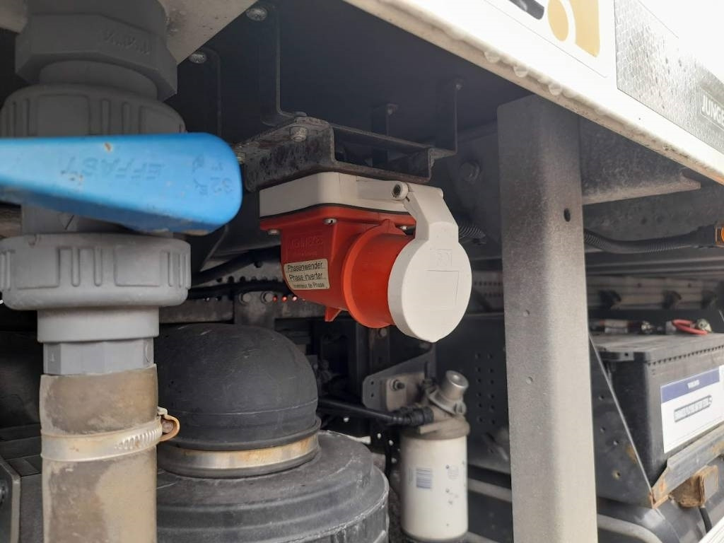 Volvo FL 210 - Refrigerator truck: picture 2 Volvo FL 210 - Refrigerator truck: picture 2