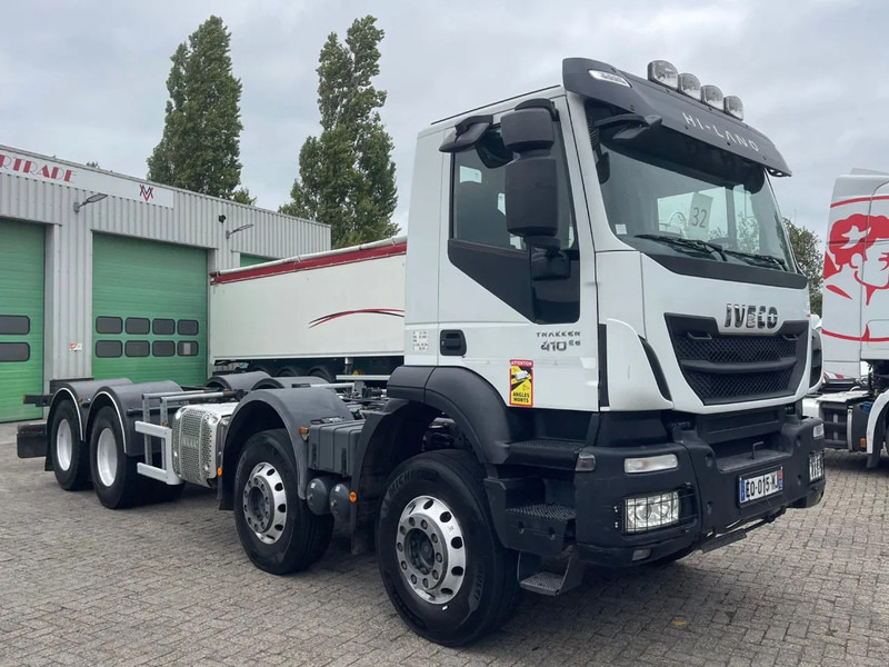 Iveco Trakker 410 PTO RETARDER, 8x4 , 442000 km! - Cab chassis truck: picture 3 Iveco Trakker 410 PTO RETARDER, 8x4 , 442000 km! - Cab chassis truck: picture 3
