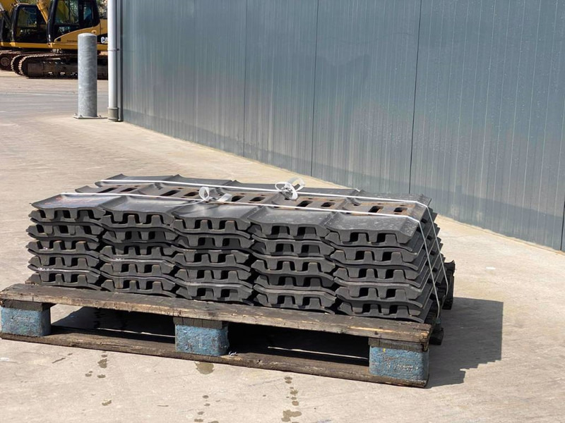 JCB JS240 / JS260 / JS300 Shoes/Pads - Frame/ Chassis for Construction machinery: picture 5 JCB JS240 / JS260 / JS300 Shoes/Pads - Frame/ Chassis for Construction machinery: picture 5