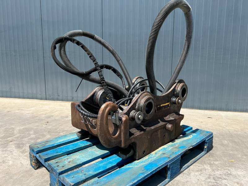 OilQuick OQ70/55 - 323E - Quick coupler for Construction machinery: picture 1 OilQuick OQ70/55 - 323E - Quick coupler for Construction machinery: picture 1