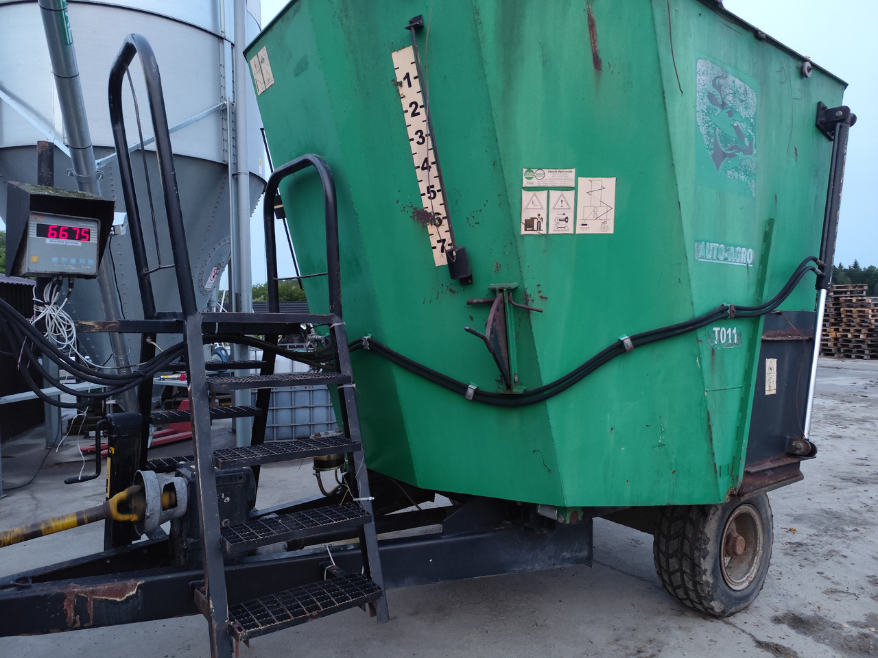 Auto-Agro T-011 - Forage mixer wagon: picture 4 Auto-Agro T-011 - Forage mixer wagon: picture 4