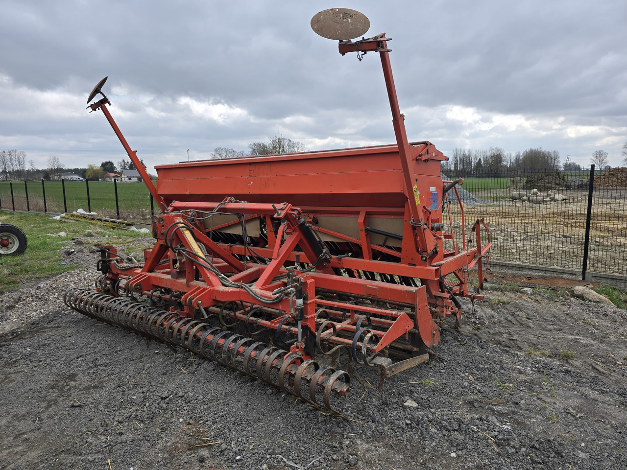 Kuhn Integra 4000 + DAL BO Combi - T - Combine seed drill: picture 1 Kuhn Integra 4000 + DAL BO Combi - T - Combine seed drill: picture 1