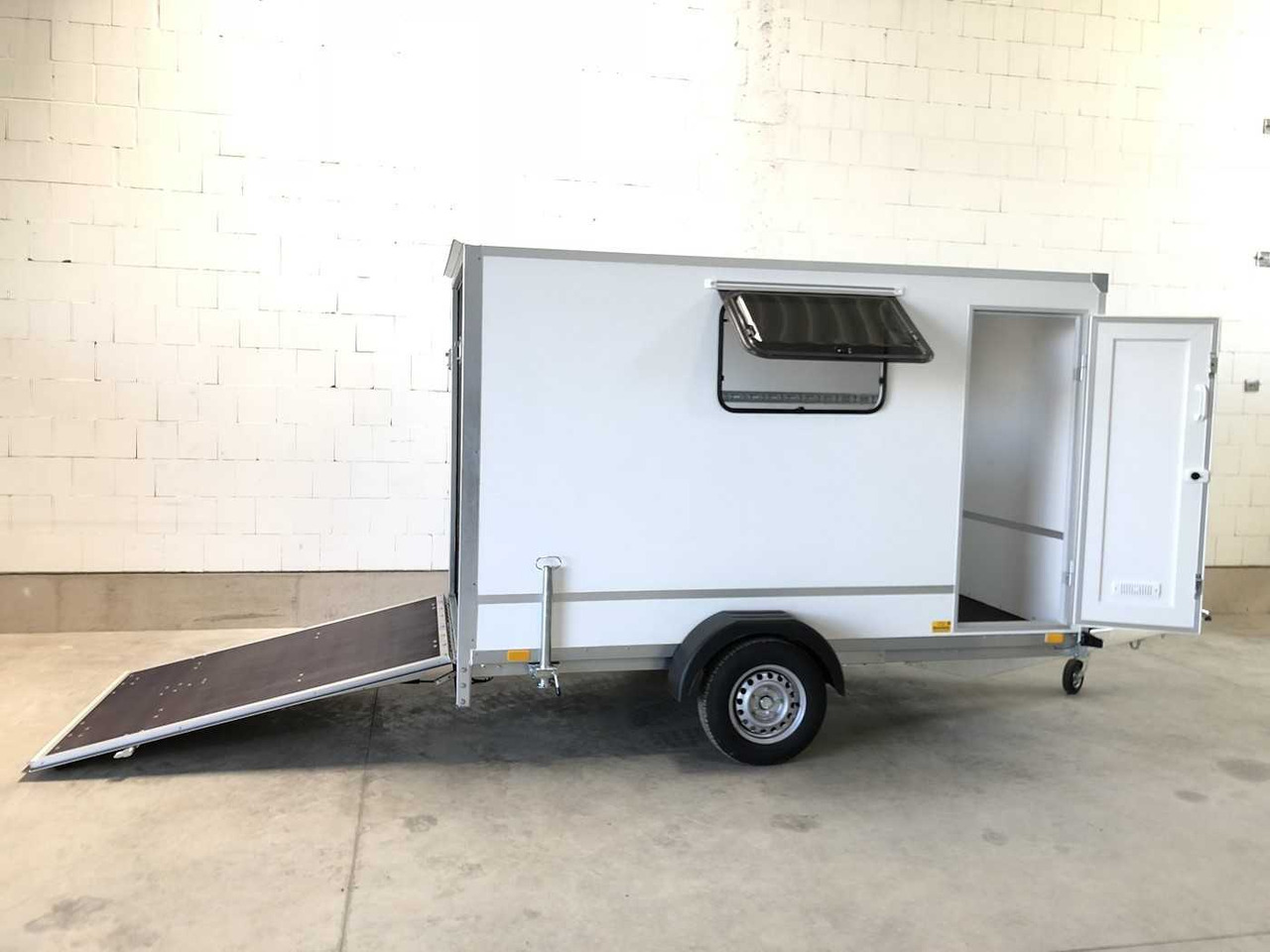 BLYSS F1336HD Rampe Tür Fenster Kofferanhänger - Closed box trailer: picture 1 BLYSS F1336HD Rampe Tür Fenster Kofferanhänger - Closed box trailer: picture 1