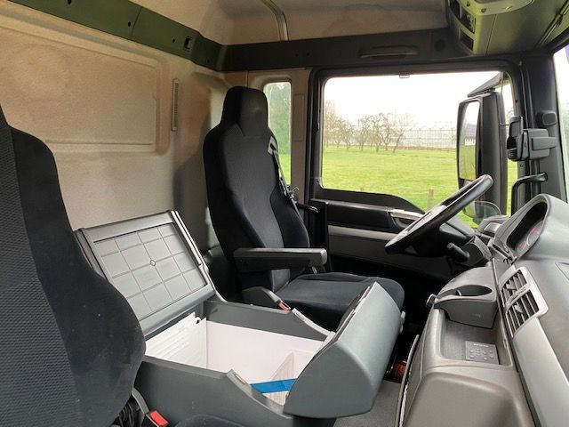 MAN TGS 18.320 TGS 18.320 BAKWAGEN MET LAADKLEP COMPLEET MET 2-ASSIGE AANHANGWAGEN - Box truck: picture 5 MAN TGS 18.320 TGS 18.320 BAKWAGEN MET LAADKLEP COMPLEET MET 2-ASSIGE AANHANGWAGEN - Box truck: picture 5