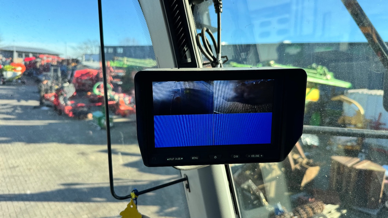 CLAAS Lexion 6900 TerraTrac 890 full Options - Combine harvester: picture 2 CLAAS Lexion 6900 TerraTrac 890 full Options - Combine harvester: picture 2