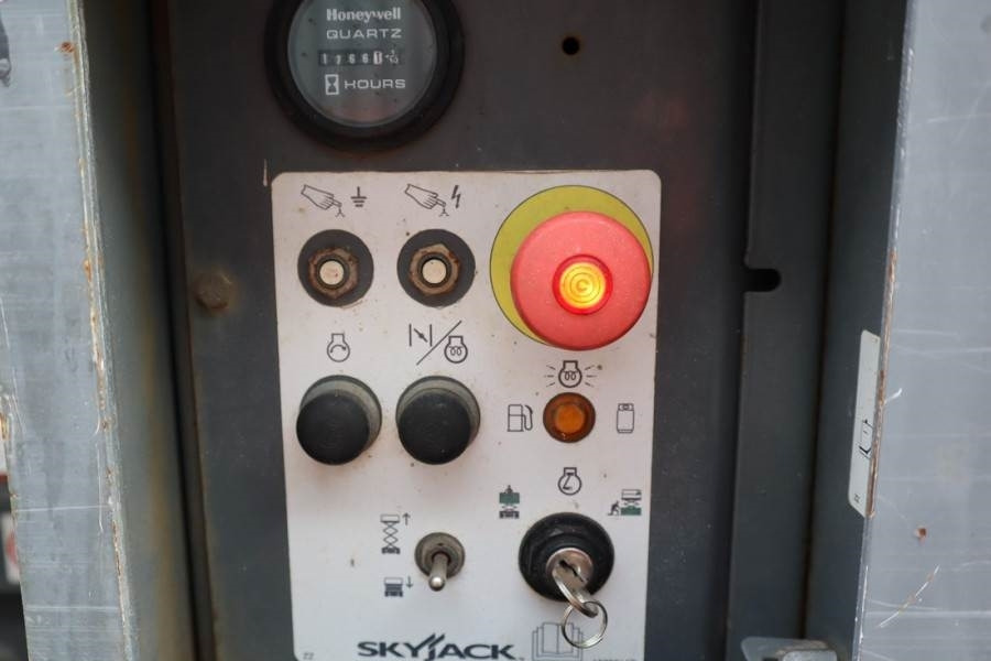 SkyJack SJ6826 Diesel, 4x4 Drive, 10m Working Height, 567k - Scissor lift: picture 3 SkyJack SJ6826 Diesel, 4x4 Drive, 10m Working Height, 567k - Scissor lift: picture 3