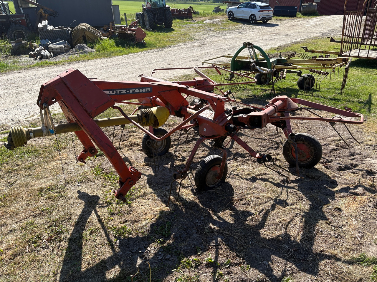 Deutz-Fahr KH 400DN - Tedder/ Rake: picture 1 Deutz-Fahr KH 400DN - Tedder/ Rake: picture 1