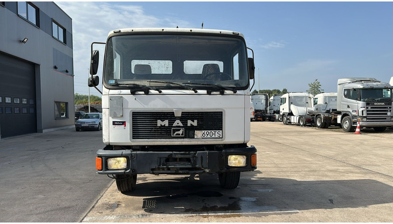 MAN 17.232 (6 CYLINDER / MANUAL PUMP / STEEL SUSP. / LAMES / BOITE MANUELLE) - Cab chassis truck: picture 2 MAN 17.232 (6 CYLINDER / MANUAL PUMP / STEEL SUSP. / LAMES / BOITE MANUELLE) - Cab chassis truck: picture 2