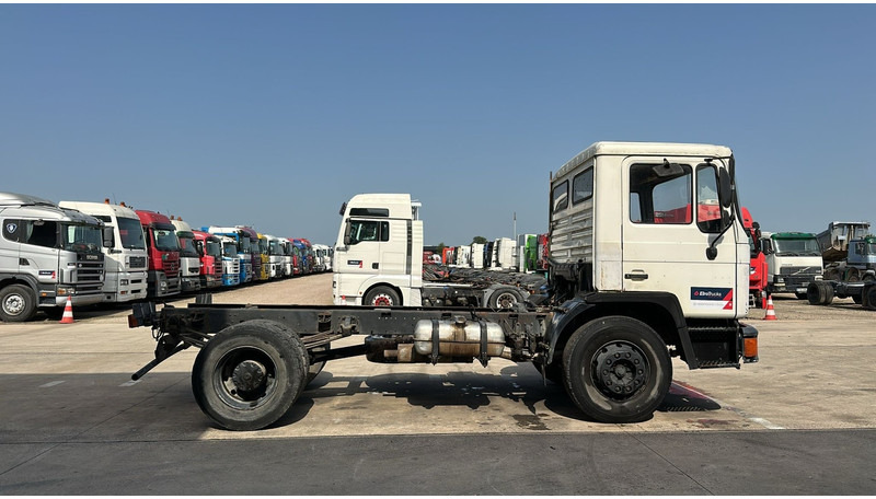 MAN 17.232 (6 CYLINDER / MANUAL PUMP / STEEL SUSP. / LAMES / BOITE MANUELLE) - Cab chassis truck: picture 3 MAN 17.232 (6 CYLINDER / MANUAL PUMP / STEEL SUSP. / LAMES / BOITE MANUELLE) - Cab chassis truck: picture 3