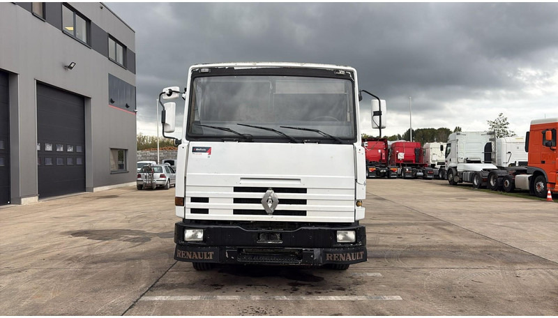 Renault R 385 Major (2 CULASSE / LAMES / GRAND PONT / STEEL SUSP. / MANUAL PUMP / POMPE MANUELLE) - Tractor unit: picture 4 Renault R 385 Major (2 CULASSE / LAMES / GRAND PONT / STEEL SUSP. / MANUAL PUMP / POMPE MANUELLE) - Tractor unit: picture 4