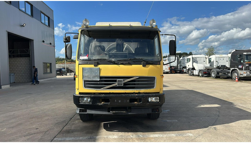 Volvo FL 6-18 (12400 LITERS / 3 COMPARTIMENTS / EURO 2 / STEEL SUSP. / LAMES) - Tank truck: picture 2 Volvo FL 6-18 (12400 LITERS / 3 COMPARTIMENTS / EURO 2 / STEEL SUSP. / LAMES) - Tank truck: picture 2