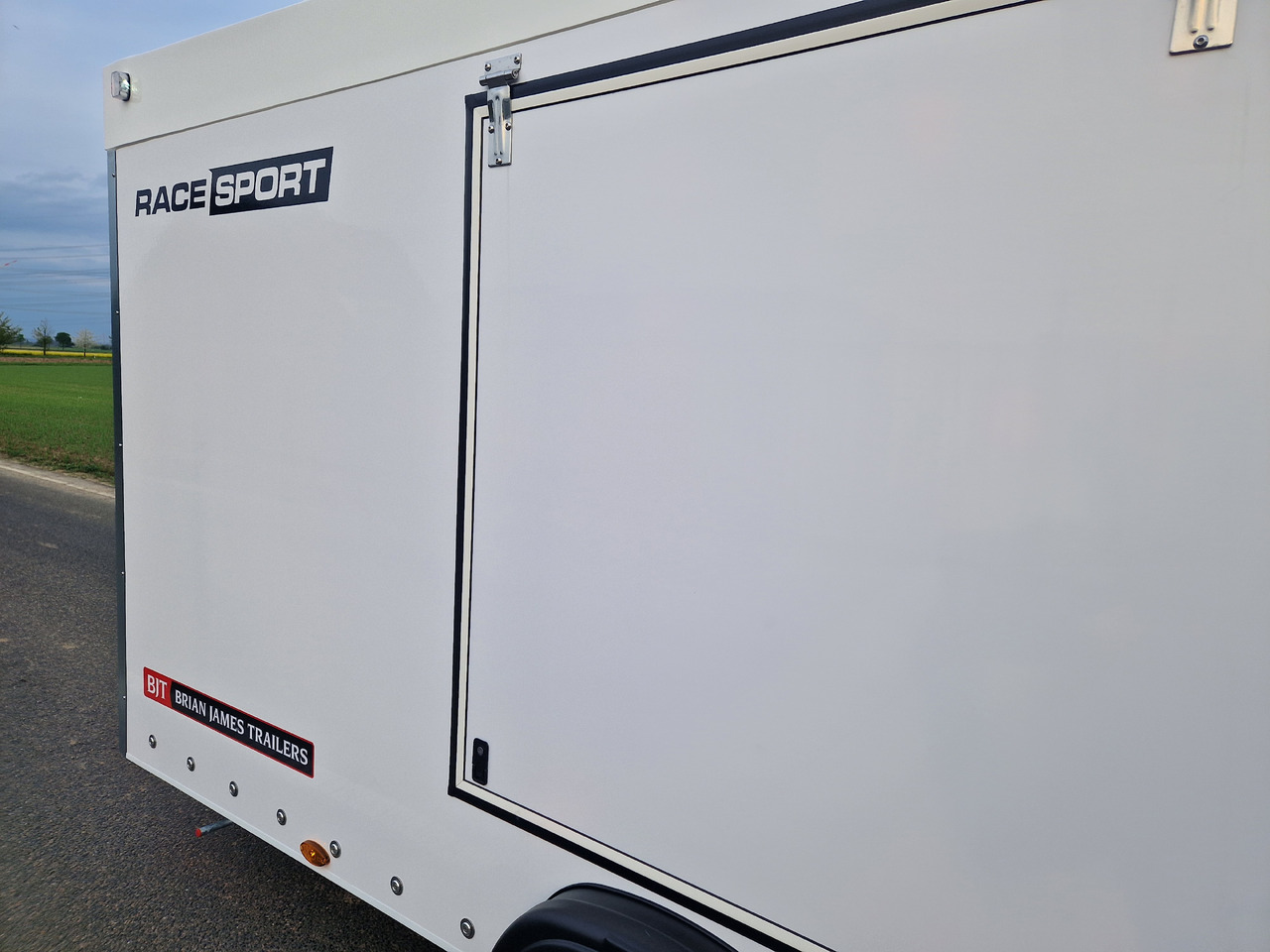 Autotransporter trailer BJT Race Sport Transporter 500x200x175cm E Winde Stauraum front 2600kg Modell 2024: picture 8