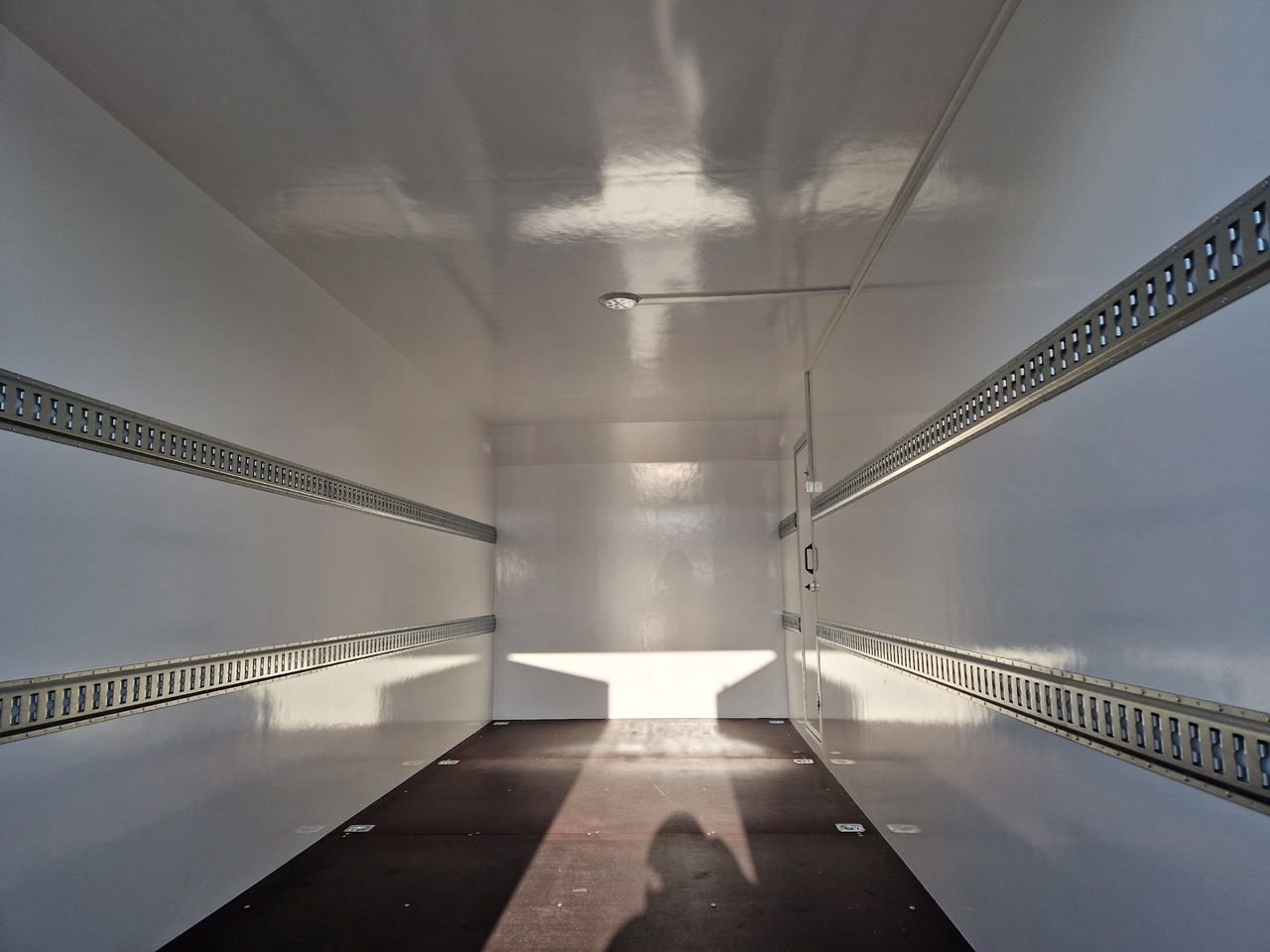 Closed box trailer Hochlader Koffer TFSP 600T.00 600x220x220cm aero Zurrsys. Seitentür IL 13" (XXXL+) 3500kg: picture 9