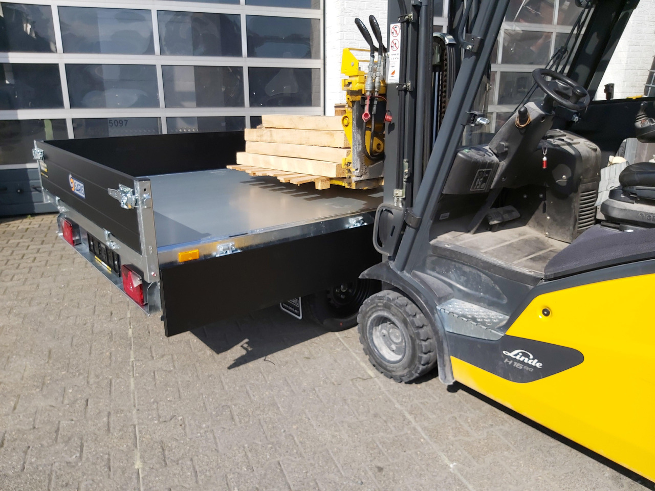 Tipper trailer Saris Kipper K3 306 184 2700 2 E 306x184x30cm black Edition Elektro 13" 2700kg Januar Aktion: picture 7 Tipper trailer Saris Kipper K3 306 184 2700 2 E 306x184x30cm black Edition Elektro 13" 2700kg Januar Aktion: picture 7
