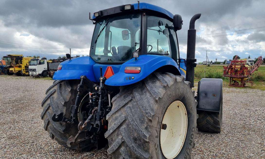 New Holland T8040 - Farm tractor: picture 5 New Holland T8040 - Farm tractor: picture 5