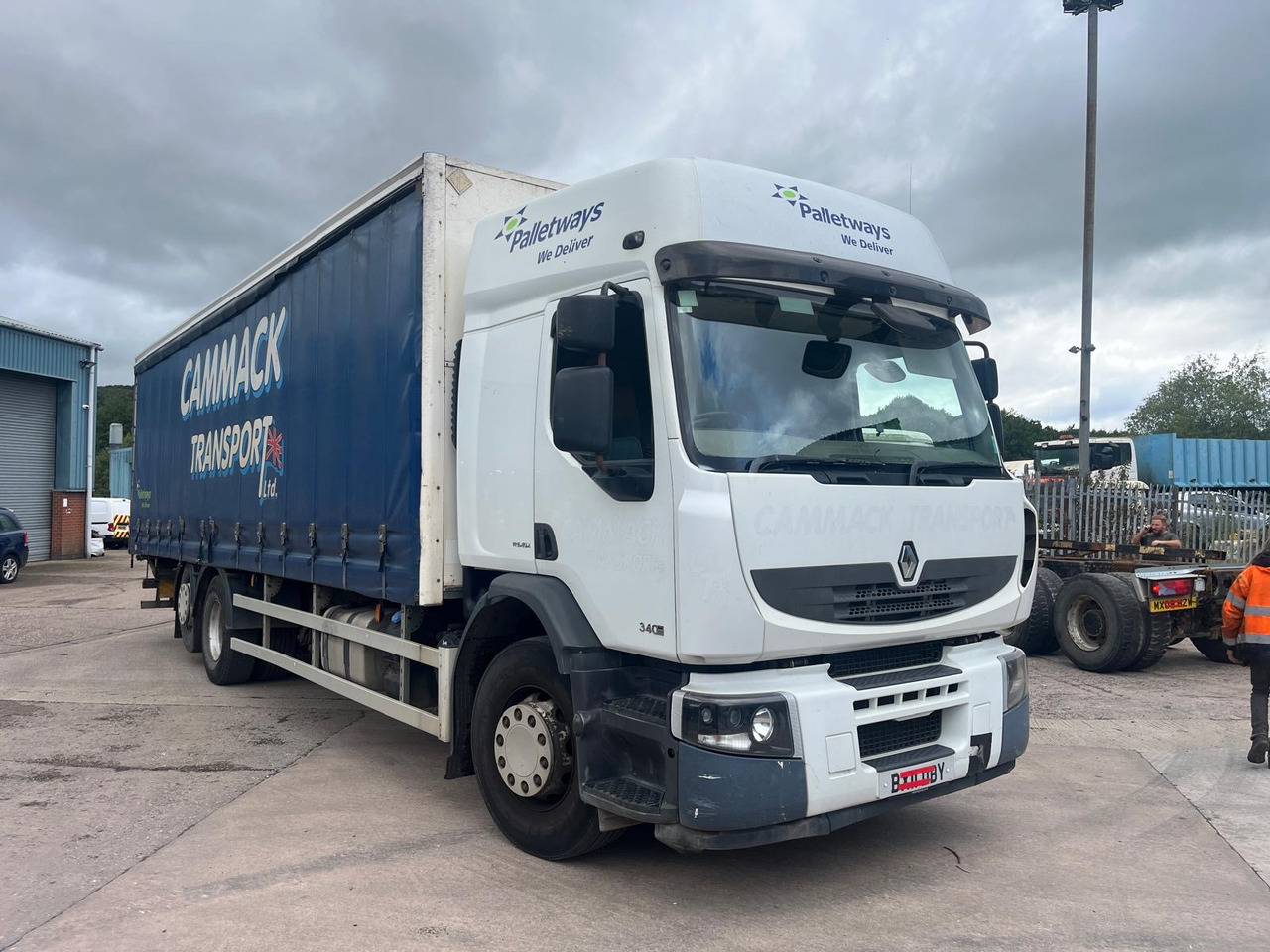 Renault Premium - Curtainsider truck: picture 2 Renault Premium - Curtainsider truck: picture 2