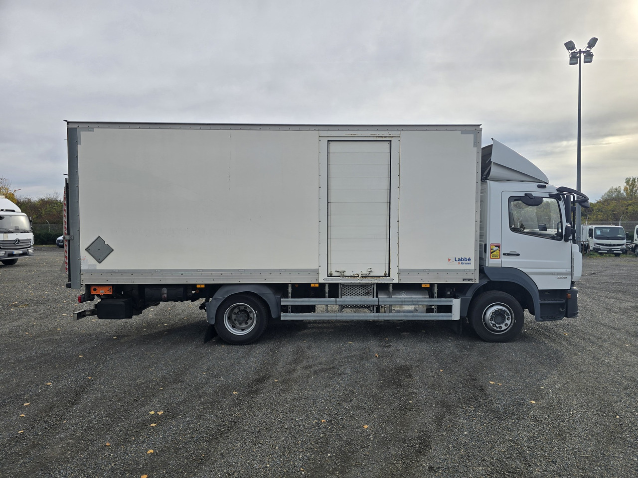 MERCEDES-BENZ Atego 1218 - Box - LIFT - SIDE DOOR - ADR - Box truck: picture 3 MERCEDES-BENZ Atego 1218 - Box - LIFT - SIDE DOOR - ADR - Box truck: picture 3