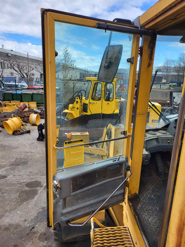 Volvo door - Door and parts for Loader: picture 2 Volvo door - Door and parts for Loader: picture 2