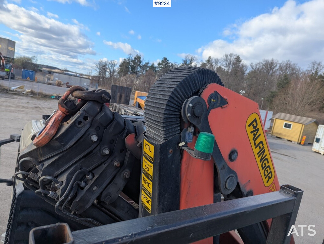 Lease a Crane Truck Volvo FM 330 4X2 with tail lift Crane Truck Volvo FM 330 4X2 with tail lift: picture 13 Lease a Crane Truck Volvo FM 330 4X2 with tail lift Crane Truck Volvo FM 330 4X2 with tail lift: picture 13