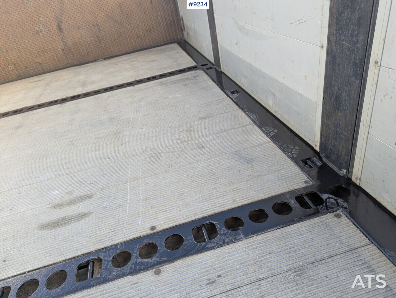 Lease a Crane Truck Volvo FM 330 4X2 with tail lift Crane Truck Volvo FM 330 4X2 with tail lift: picture 10 Lease a Crane Truck Volvo FM 330 4X2 with tail lift Crane Truck Volvo FM 330 4X2 with tail lift: picture 10