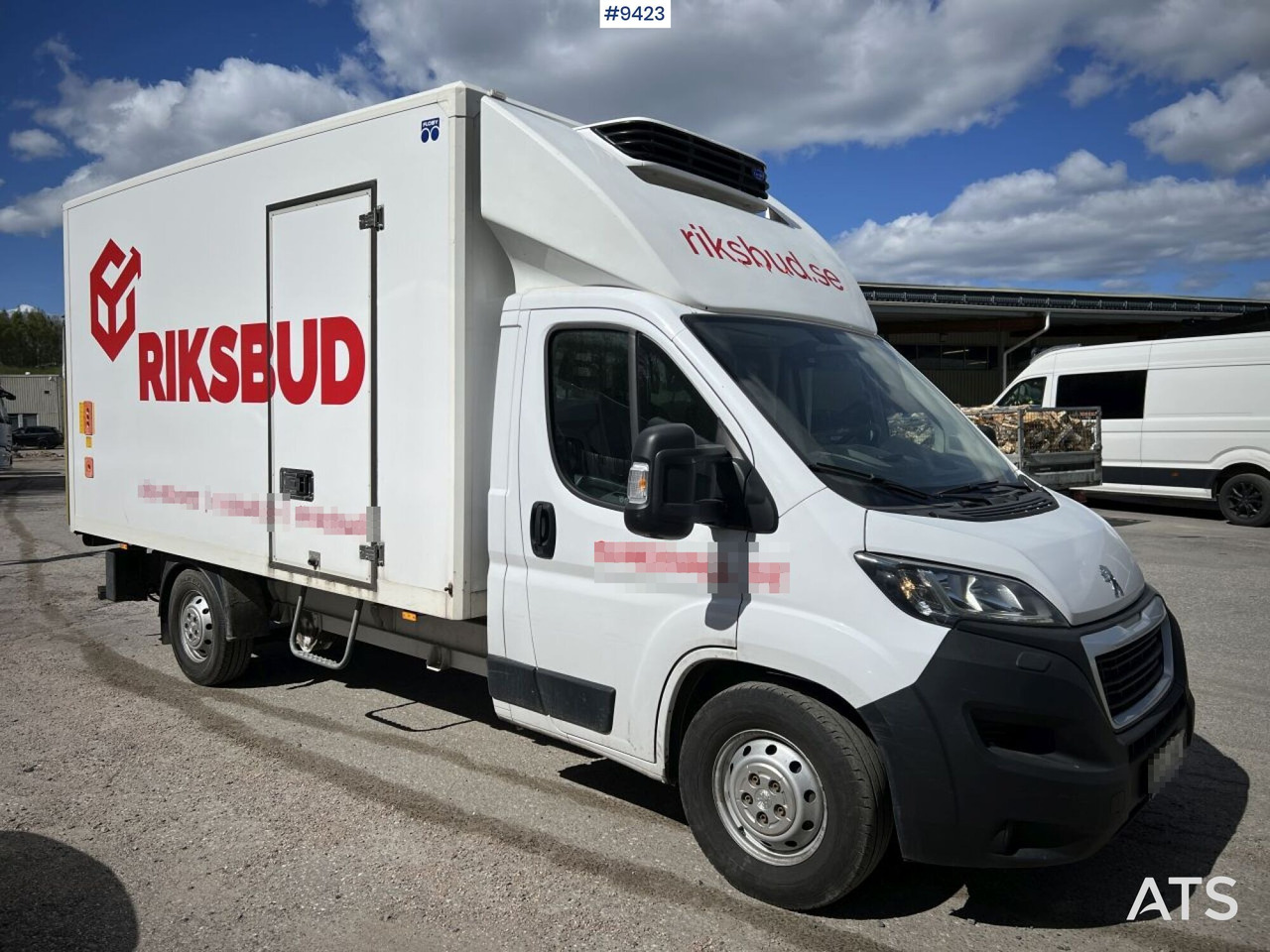PEUGOT BOXER Box Truck with refrigeration unit and Tail Lift - Box truck: picture 3 PEUGOT BOXER Box Truck with refrigeration unit and Tail Lift - Box truck: picture 3