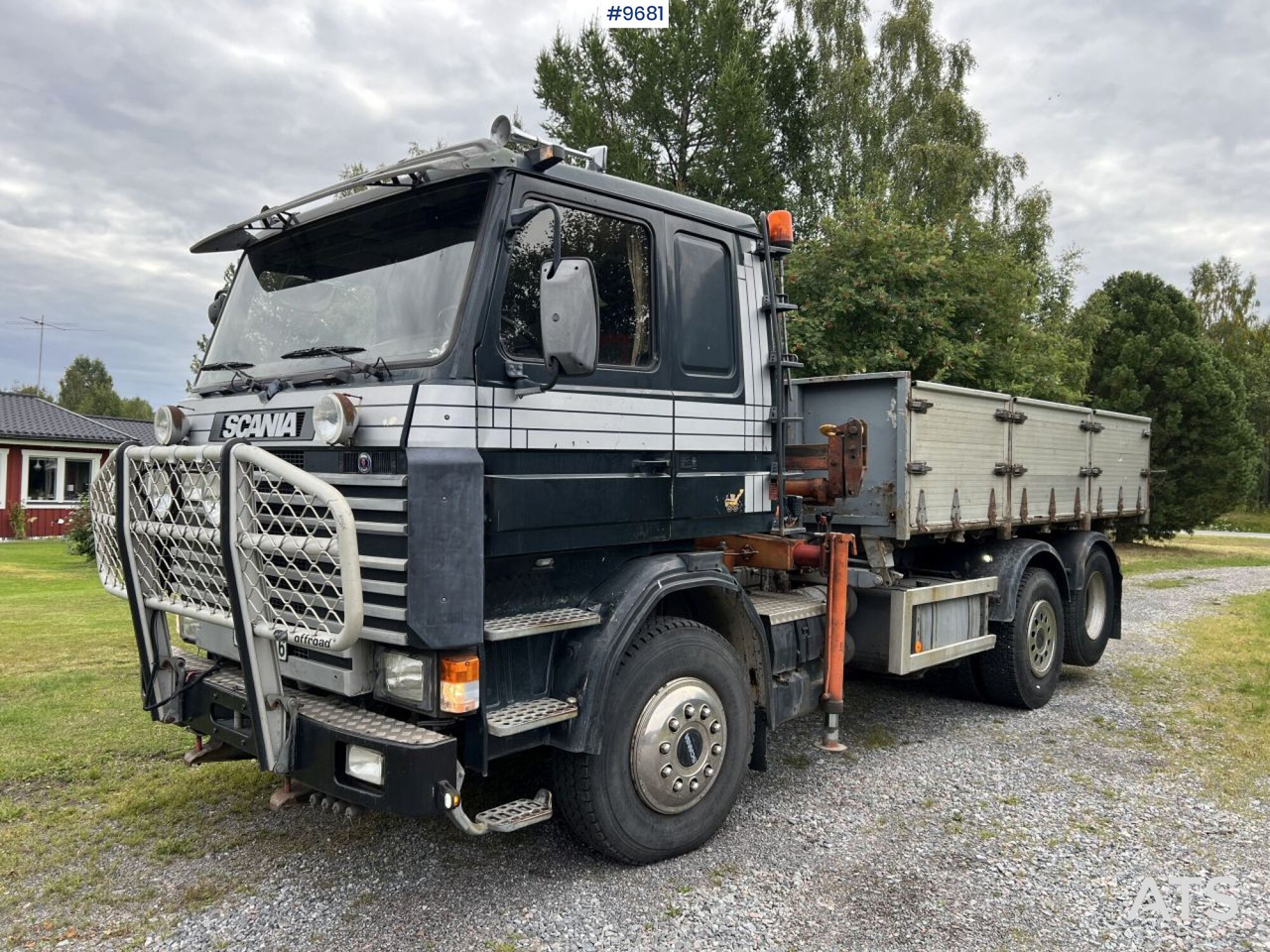 Scania R93 HL 6X2 with Hiab crane and plow mount - Dropside/ Flatbed truck, Crane truck: picture 1 Scania R93 HL 6X2 with Hiab crane and plow mount - Dropside/ Flatbed truck, Crane truck: picture 1