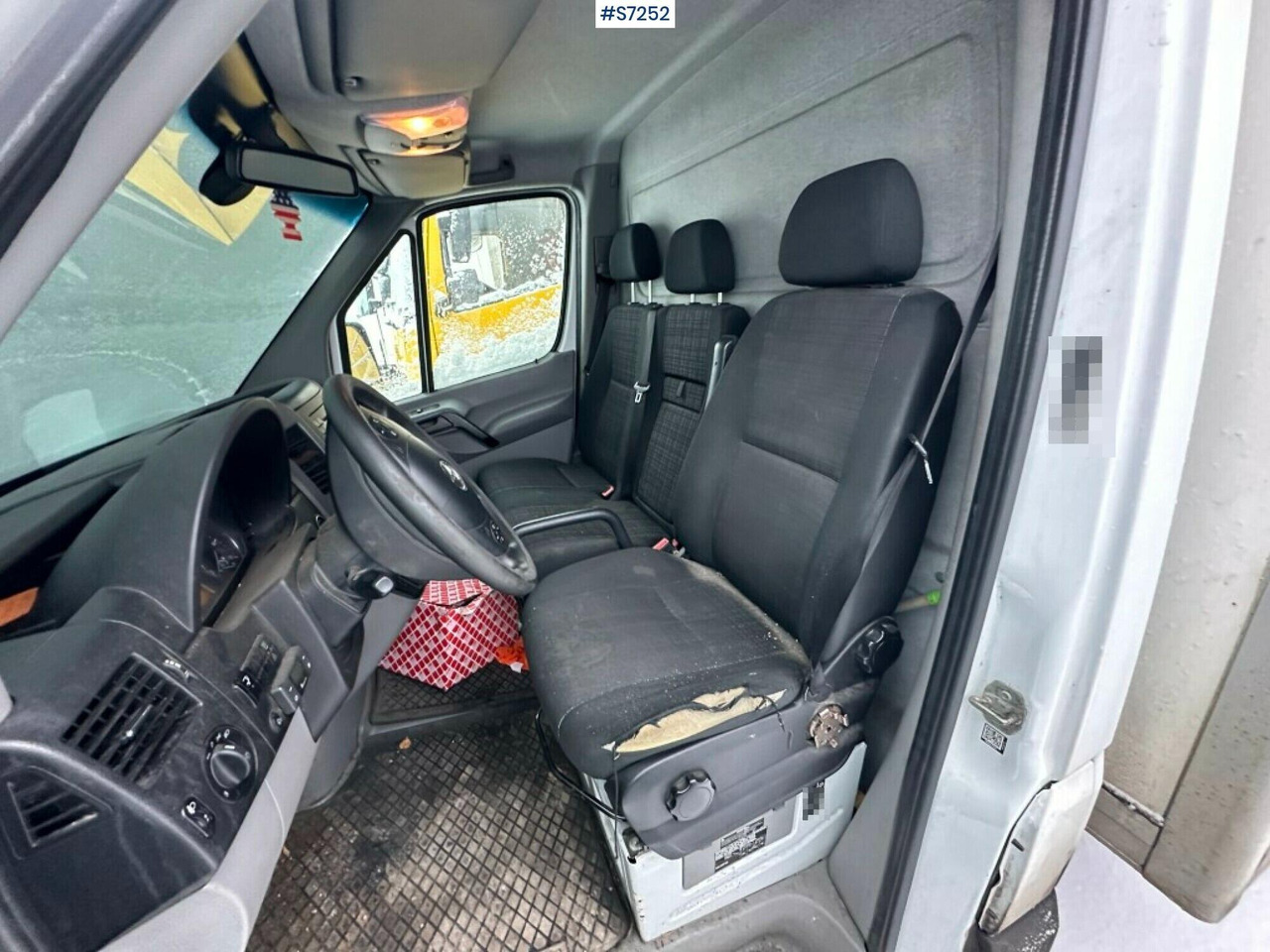 Sprinter box truck Mercedes Benz with Tailgate lift - Box van: picture 5 Sprinter box truck Mercedes Benz with Tailgate lift - Box van: picture 5
