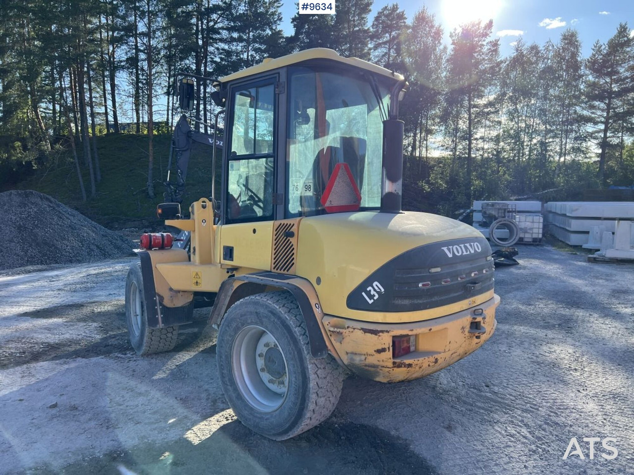 Volvo L30Z Wheel loader with multiple attachments - Wheel loader: picture 4 Volvo L30Z Wheel loader with multiple attachments - Wheel loader: picture 4