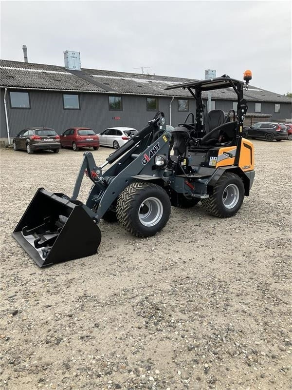 GiANT G2500HD Med skovl og pallegaffel - Compact loader: picture 2 GiANT G2500HD Med skovl og pallegaffel - Compact loader: picture 2