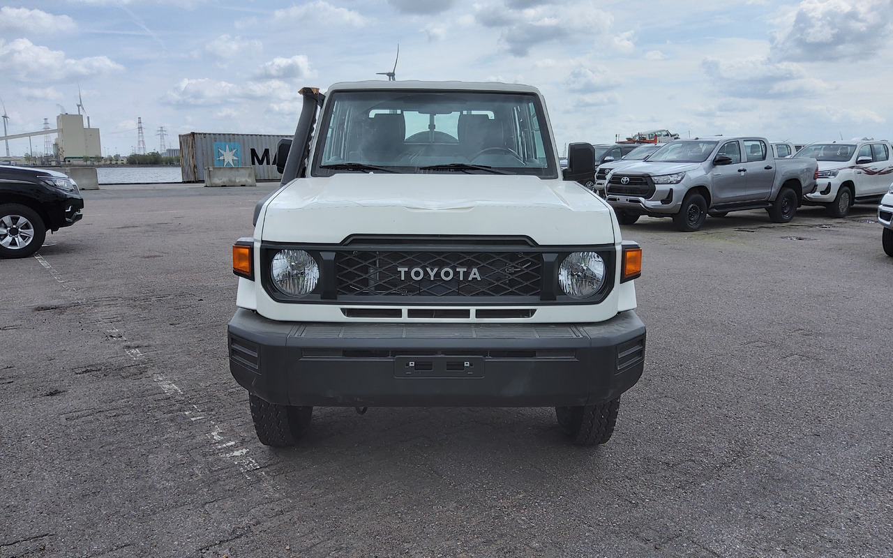 Toyota Toyota Land cruiser 79 grj double cabin 4.0L Petrol Manual 5 SEATS/PLACES - Car: picture 4 Toyota Toyota Land cruiser 79 grj double cabin 4.0L Petrol Manual 5 SEATS/PLACES - Car: picture 4