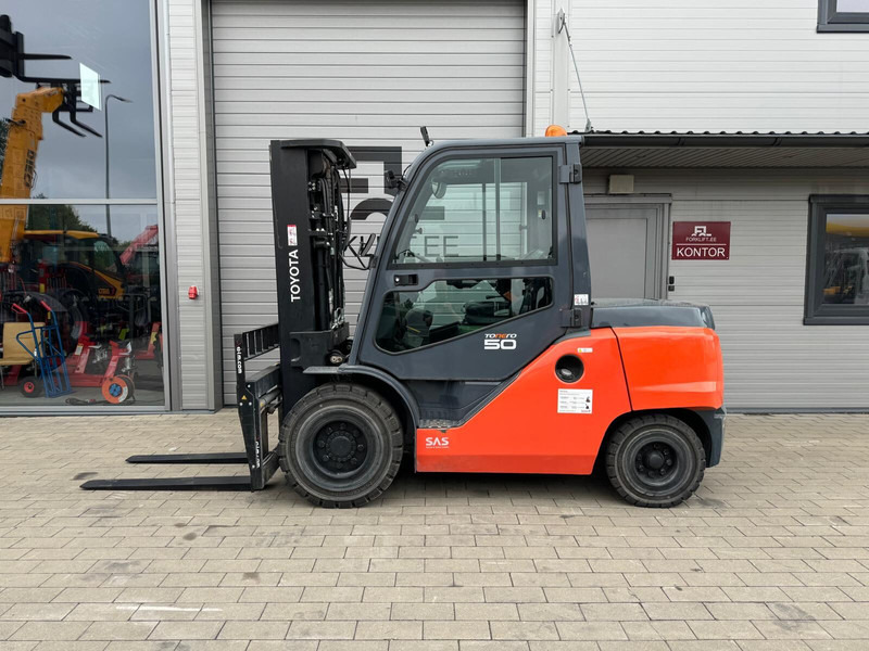 Toyota 40-8FD50N - Diesel forklift: picture 2 Toyota 40-8FD50N - Diesel forklift: picture 2