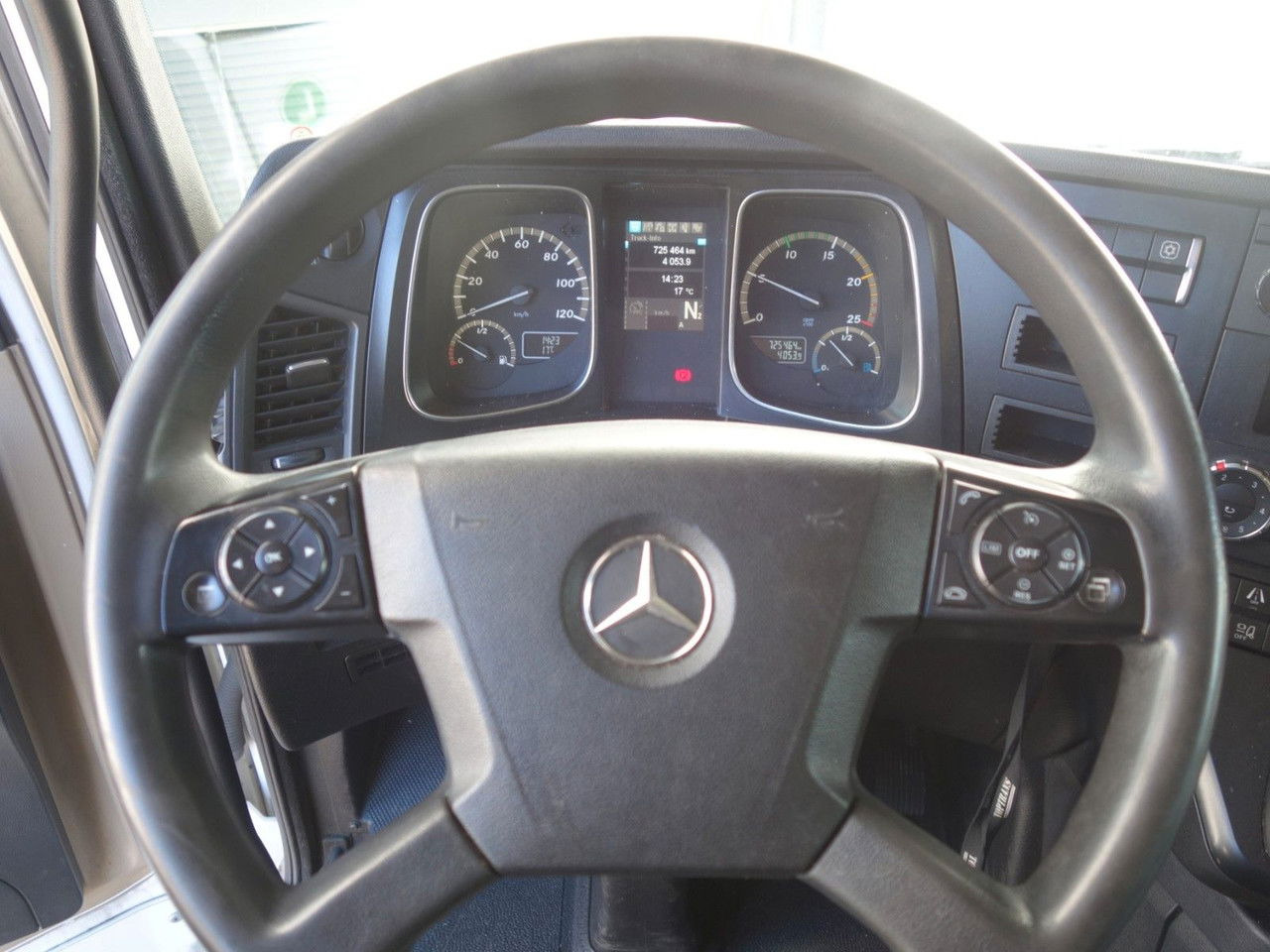 Tractor unit Mercedes-Benz Actros 1848 Giga Space, Standard: picture 15