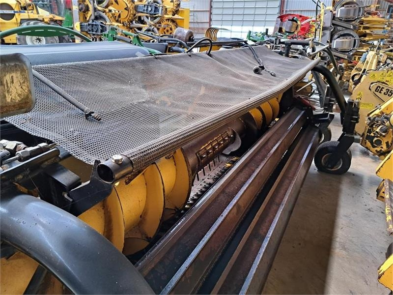 New Holland 283 Header - Hay and forage equipment: picture 3 New Holland 283 Header - Hay and forage equipment: picture 3