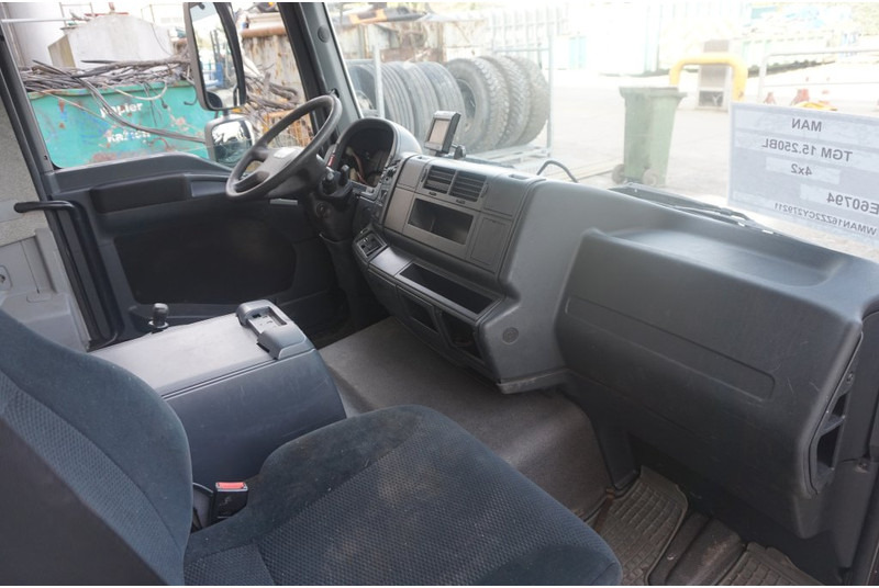 MAN F99L10 TGM 6 CYL 81.60000-7786 - Cab and interior for Truck: picture 5 MAN F99L10 TGM 6 CYL 81.60000-7786 - Cab and interior for Truck: picture 5