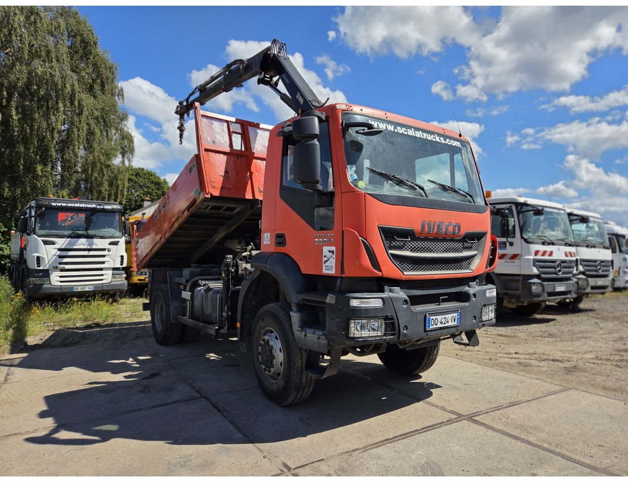 IVECO TRAKKER 330 AD190T33 4X4 TIPPER CRANE HIAB 099 ES-2 - Tipper, Crane truck: picture 2 IVECO TRAKKER 330 AD190T33 4X4 TIPPER CRANE HIAB 099 ES-2 - Tipper, Crane truck: picture 2