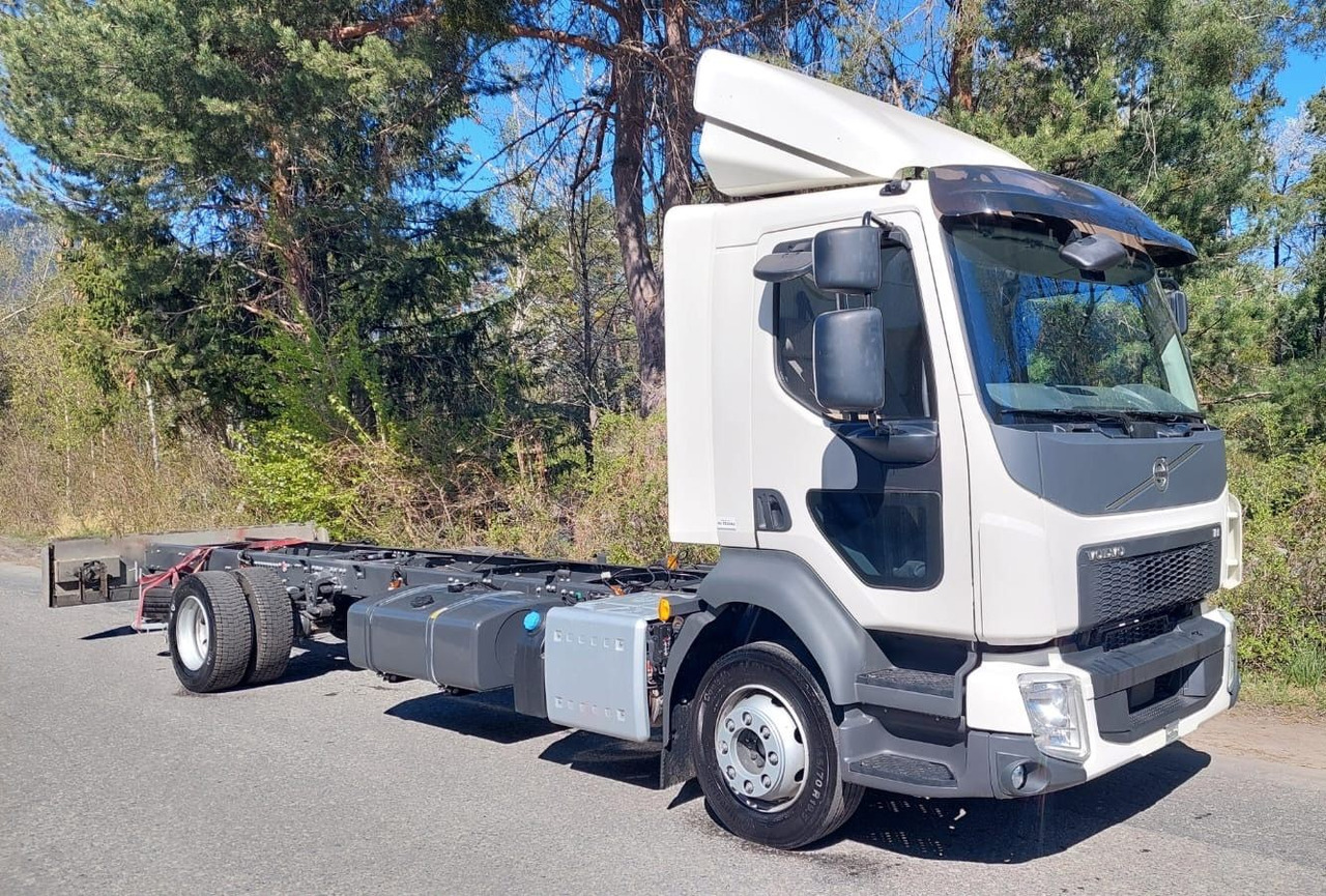 Volvo FL280 4x2, E6, Wohnwagen + 2 Pferdeplaetze Volvo FL280 4x2, E6, 7.40m Chassis, Fahrgestell - Horse truck: picture 3 Volvo FL280 4x2, E6, Wohnwagen + 2 Pferdeplaetze Volvo FL280 4x2, E6, 7.40m Chassis, Fahrgestell - Horse truck: picture 3