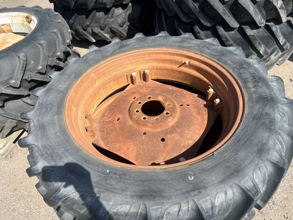 Taurus 13,6-R38 på fälg Case , MF , BM , IH  - Tire for Agricultural machinery: picture 2 Taurus 13,6-R38 på fälg Case , MF , BM , IH  - Tire for Agricultural machinery: picture 2