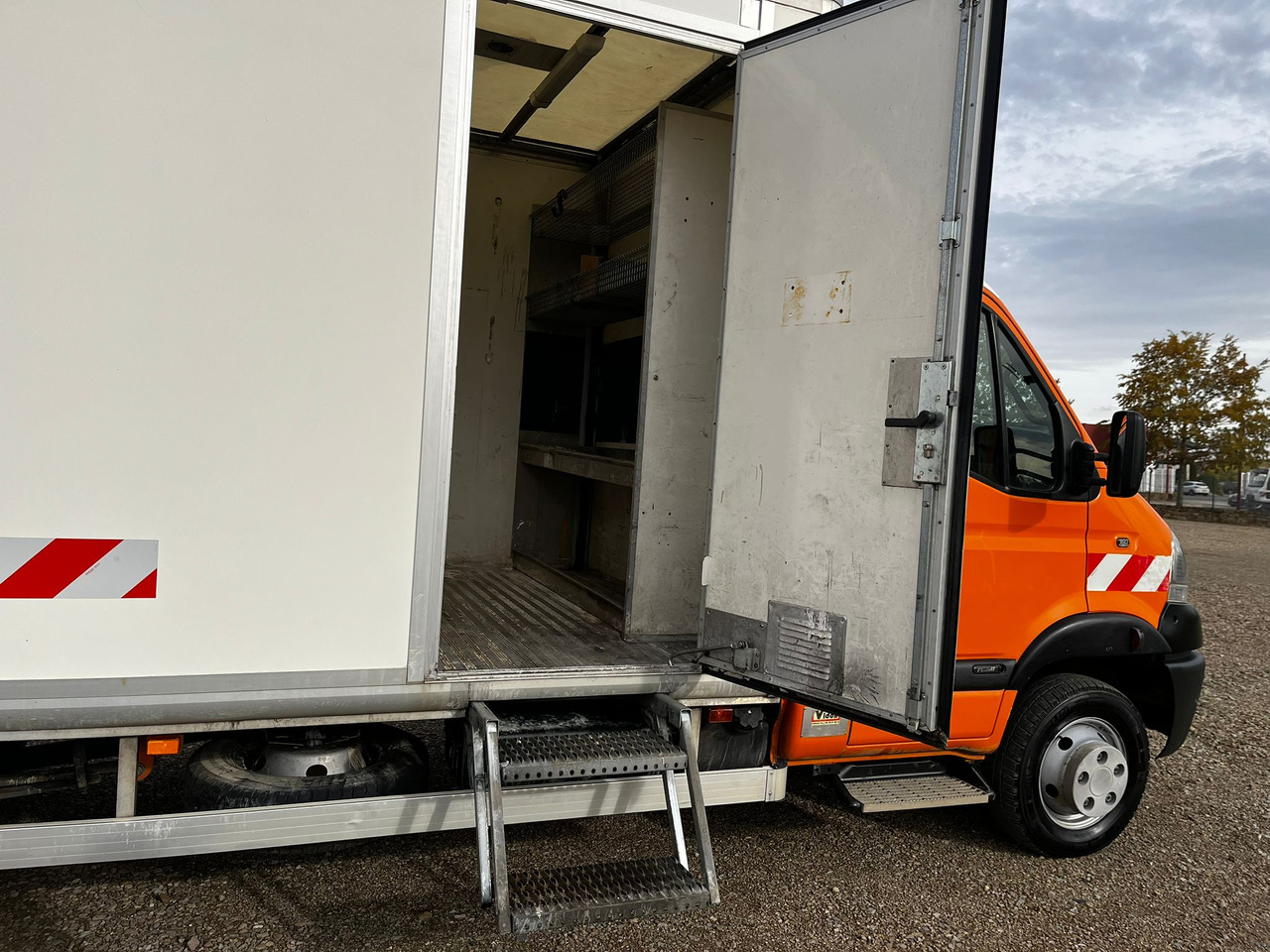 Box truck RENAULT Mascott DCI 160 CAISSE + HAYON: picture 21 Box truck RENAULT Mascott DCI 160 CAISSE + HAYON: picture 21