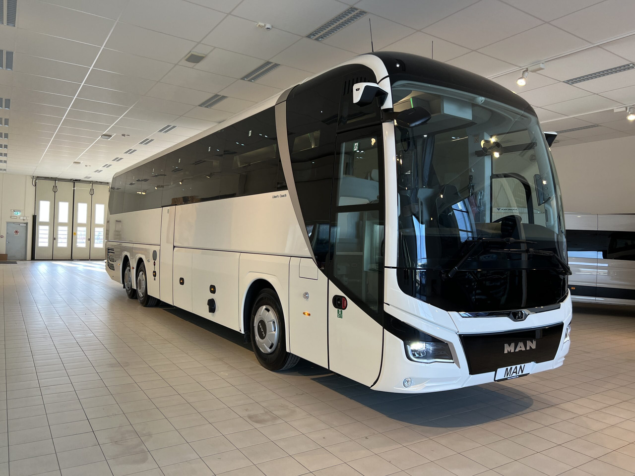 MAN Lions Coach R08 Euro 6E (Dark Edition) - Coach: picture 2 MAN Lions Coach R08 Euro 6E (Dark Edition) - Coach: picture 2