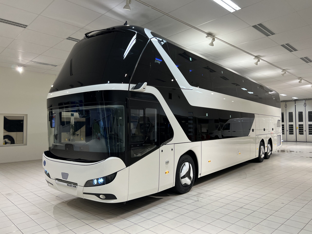 NEOPLAN SKYLINER P06 Euro 6E V.I.P / Exclusive Class (Dark Edition) - Coach: picture 2 NEOPLAN SKYLINER P06 Euro 6E V.I.P / Exclusive Class (Dark Edition) - Coach: picture 2