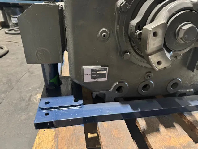 Komatsu Grader GD825A-2 WA500-6 - Gearbox: picture 4 Komatsu Grader GD825A-2 WA500-6 - Gearbox: picture 4